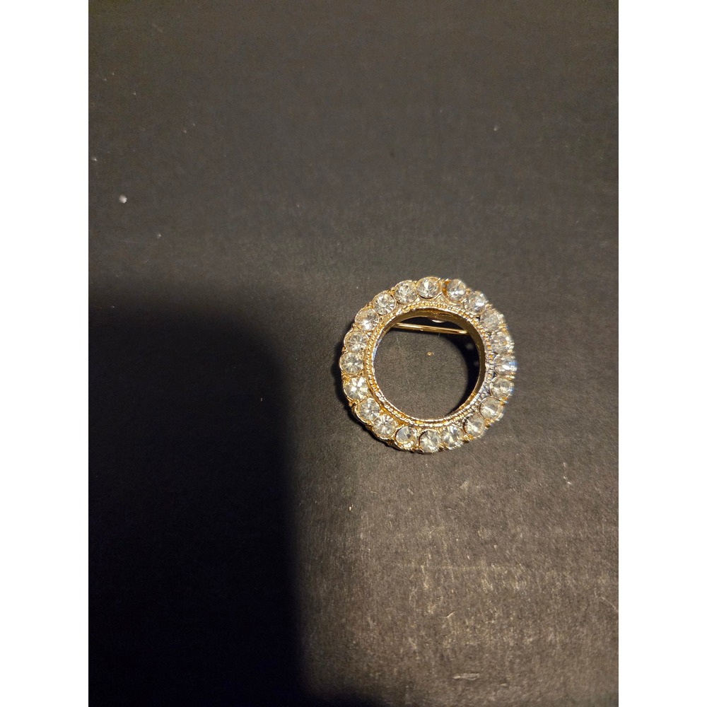 Avon Vintage Gold Tone Rhinestone Circle Wreath Brooch Pin Clear Stones